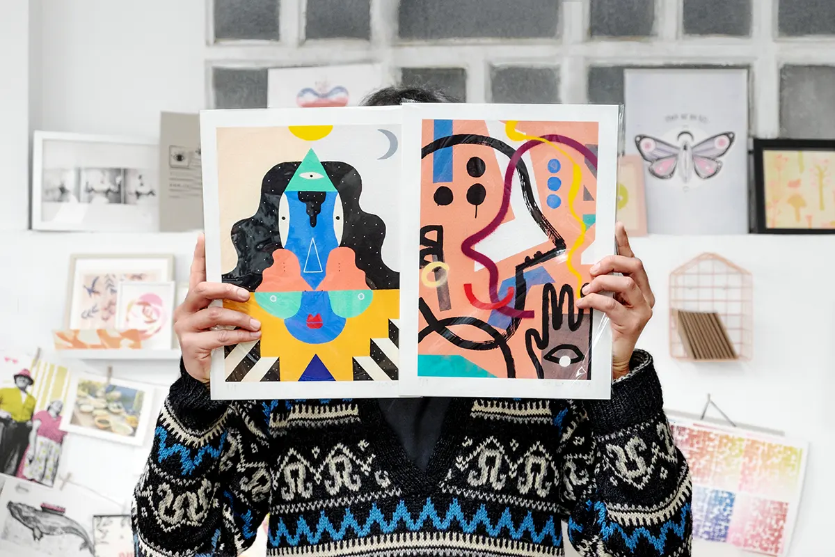Chalo Moca con sus ilustraciones impresas Chalo Moca con sus ilustraciones impresas